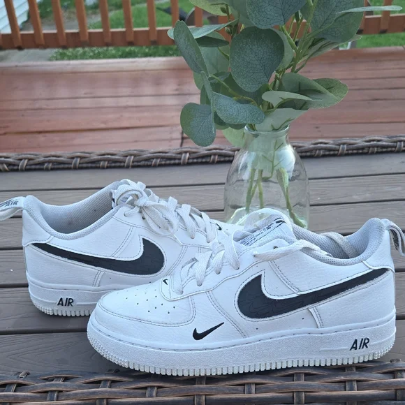 Nike Air Force 1 LV8 Multi Etch Swoosh Boys Sz 5Y - Picture 1 of 11